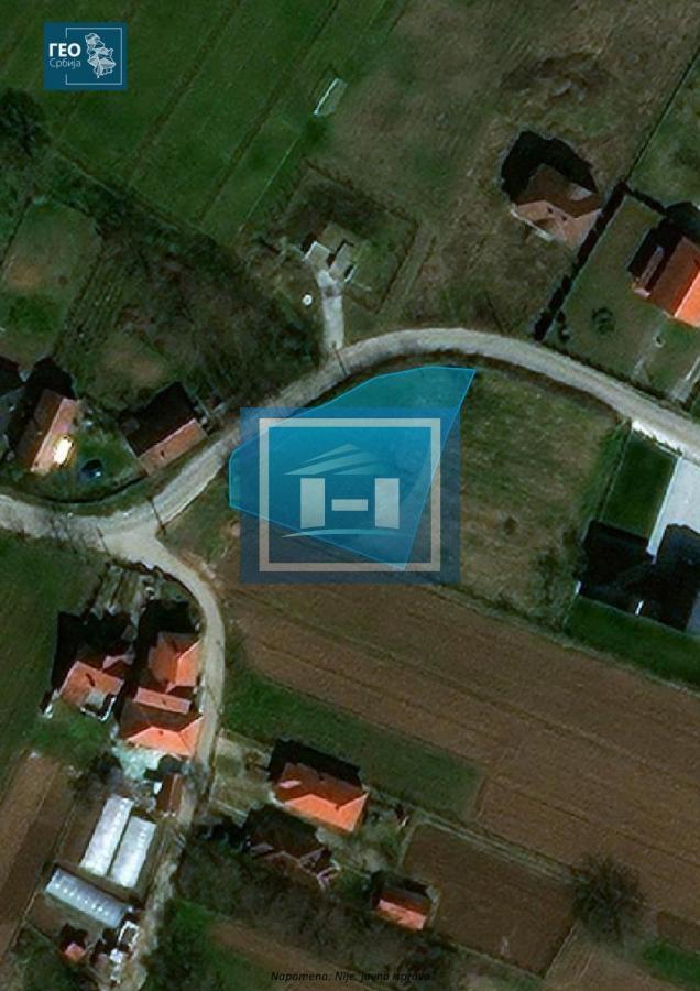 NAŠA PREPORUKA – Na prodaju plac u blizini grada (tri parcele), mirna i razvijena lokacija! 1