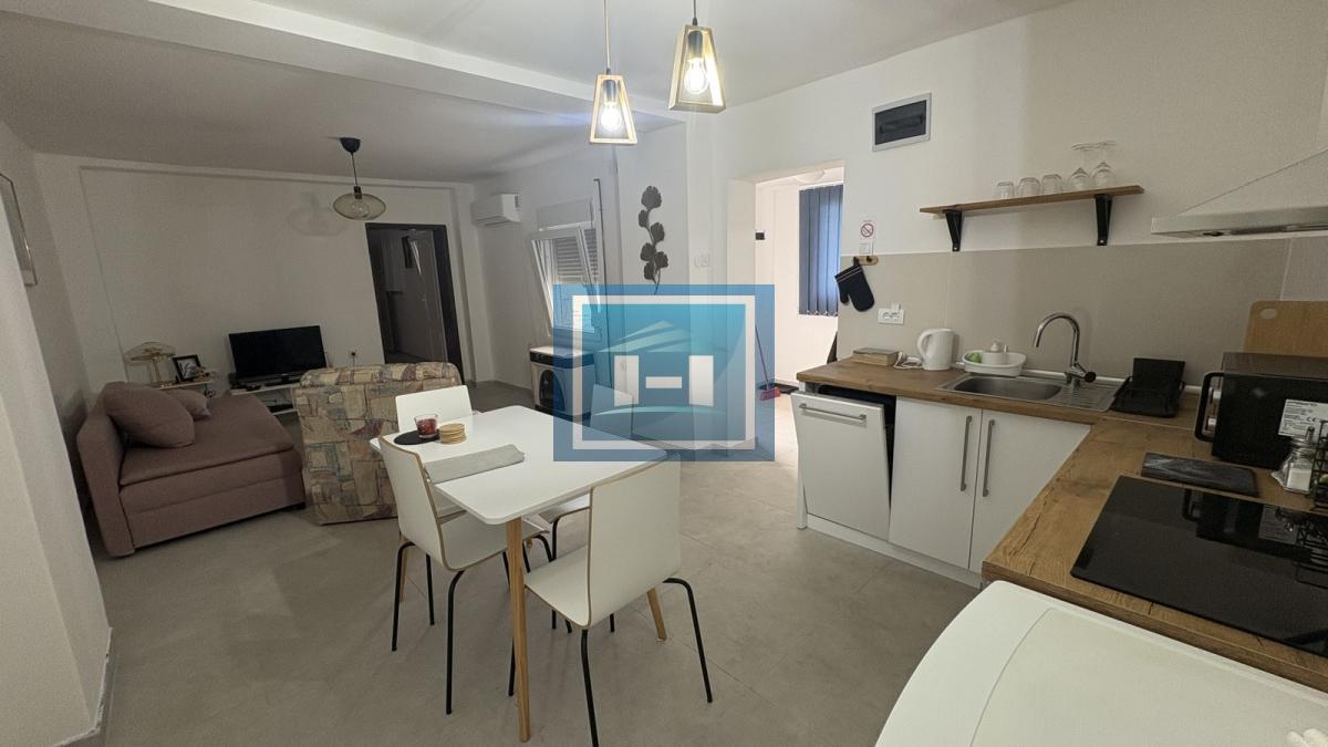 NAŠA TOPLA PREPORUKA – RENOVIRANA PRIZEMNA KUĆA U MIRNOM DELU GRADA SA UREĐENIM DVORIŠTEM 1