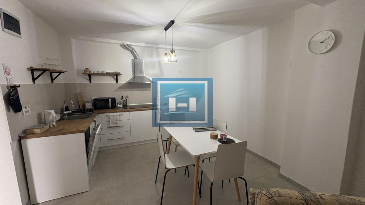 NAŠA TOPLA PREPORUKA – RENOVIRANA PRIZEMNA KUĆA U MIRNOM DELU GRADA SA UREĐENIM DVORIŠTEM 2