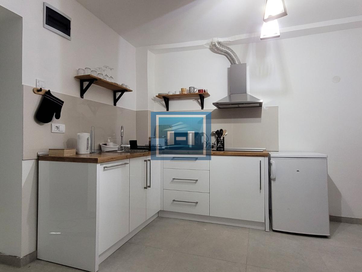 NAŠA TOPLA PREPORUKA – RENOVIRANA PRIZEMNA KUĆA U MIRNOM DELU GRADA SA UREĐENIM DVORIŠTEM 4