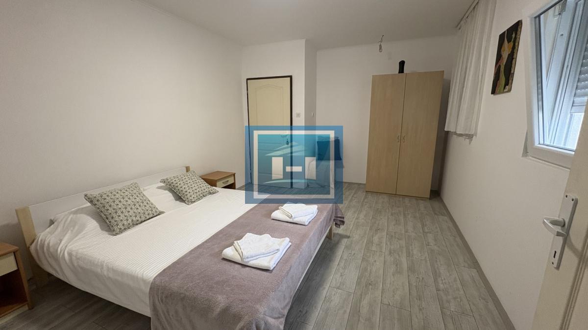 NAŠA TOPLA PREPORUKA – RENOVIRANA PRIZEMNA KUĆA U MIRNOM DELU GRADA SA UREĐENIM DVORIŠTEM 6