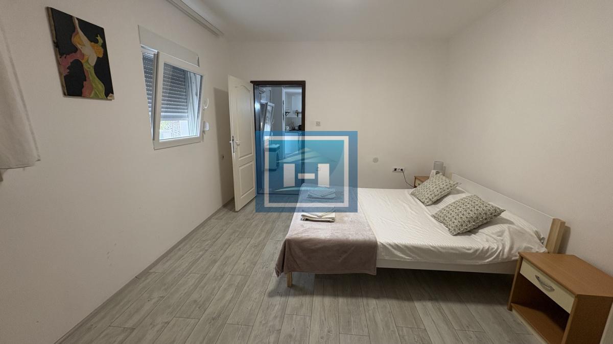 NAŠA TOPLA PREPORUKA – RENOVIRANA PRIZEMNA KUĆA U MIRNOM DELU GRADA SA UREĐENIM DVORIŠTEM 7