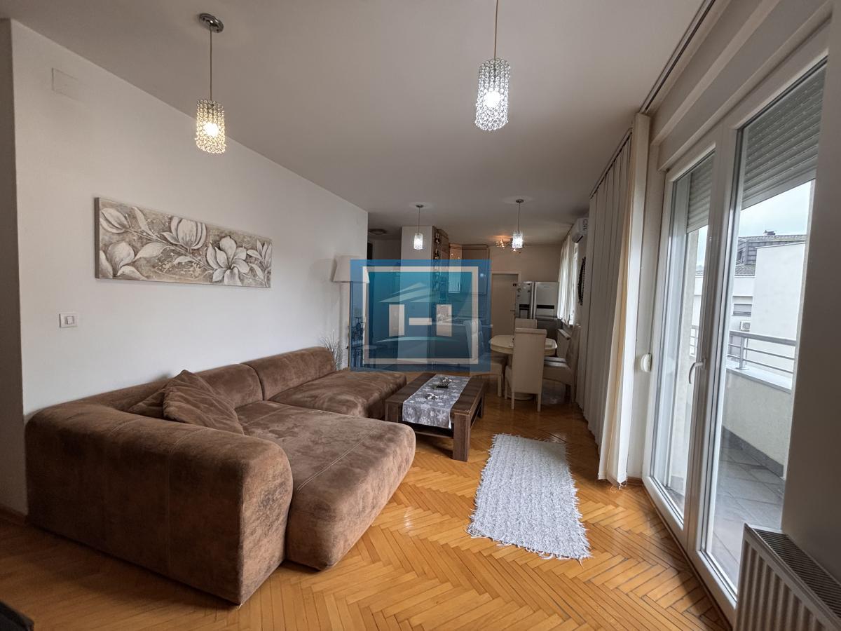 Savršen četvorosoban stan na još boljoj lokaciji 13