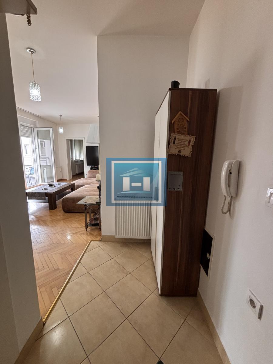 Savršen četvorosoban stan na još boljoj lokaciji 2