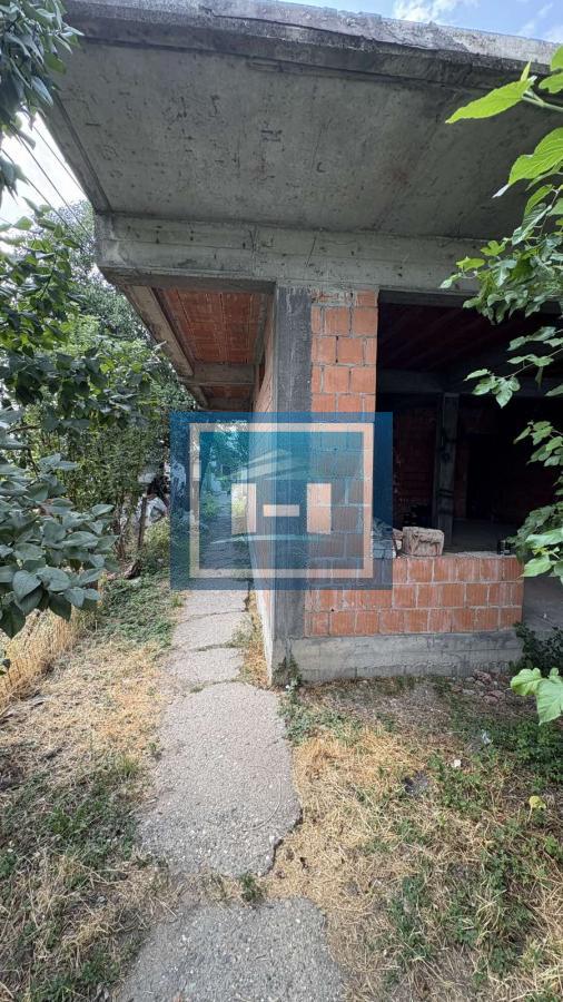 Na prodaju kuća u sivoj fazi – odlična lokacija, velika prilika 2