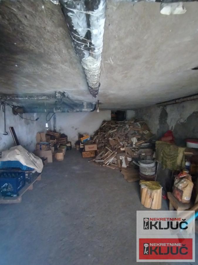 FUTOG, Kuća 148m2 na Placu 528m2 36