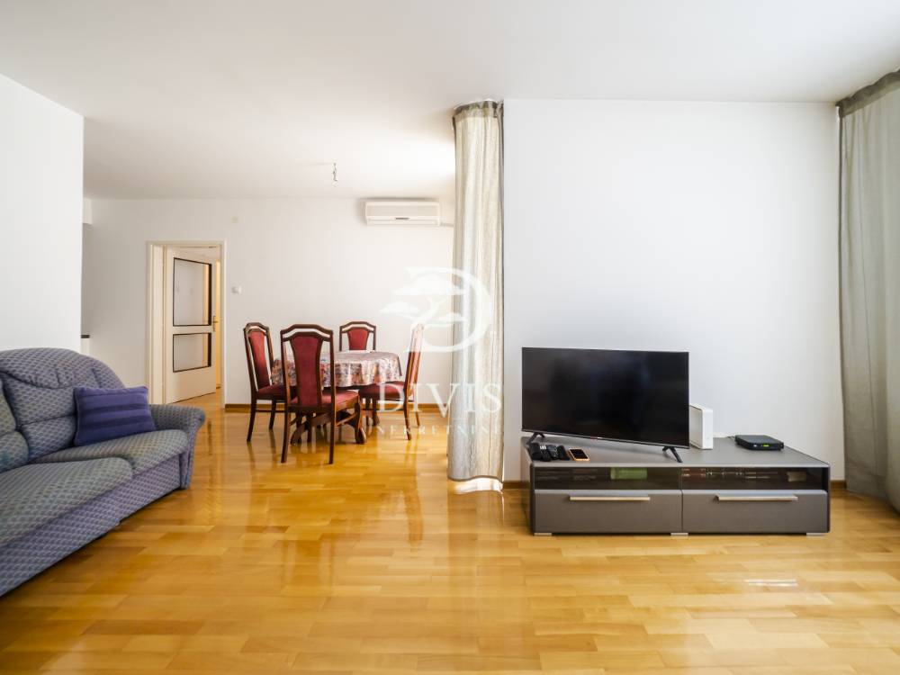 Prodajemo odličan  renoviran  2 5 stan  Kostolačka ulica  kod Vera 2