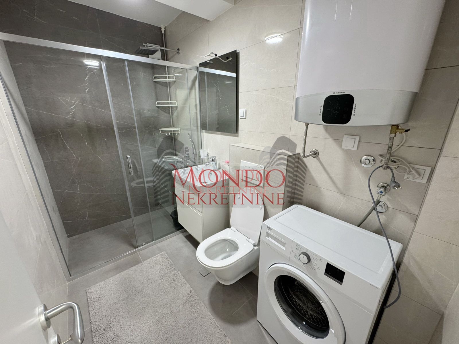 Dvoiposoban nov stan neuseljavan u samom centru grada sa parkingom 12