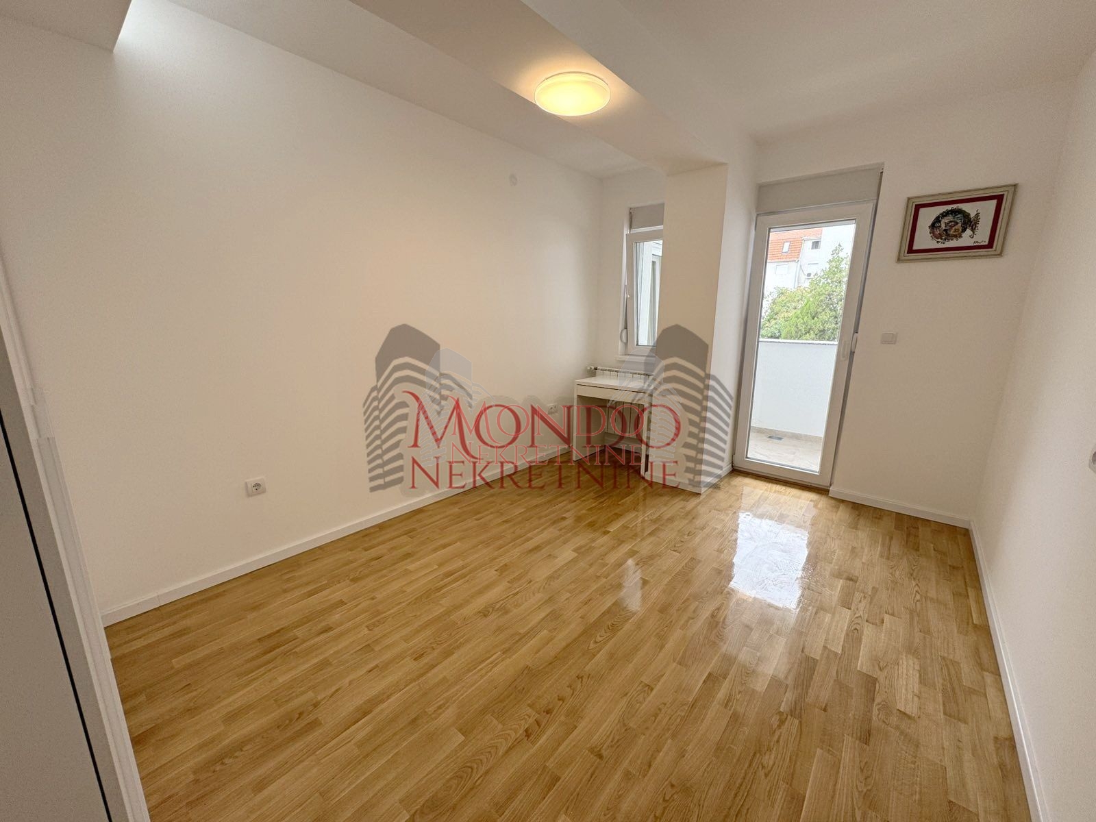 Dvoiposoban nov stan neuseljavan u samom centru grada sa parkingom 10