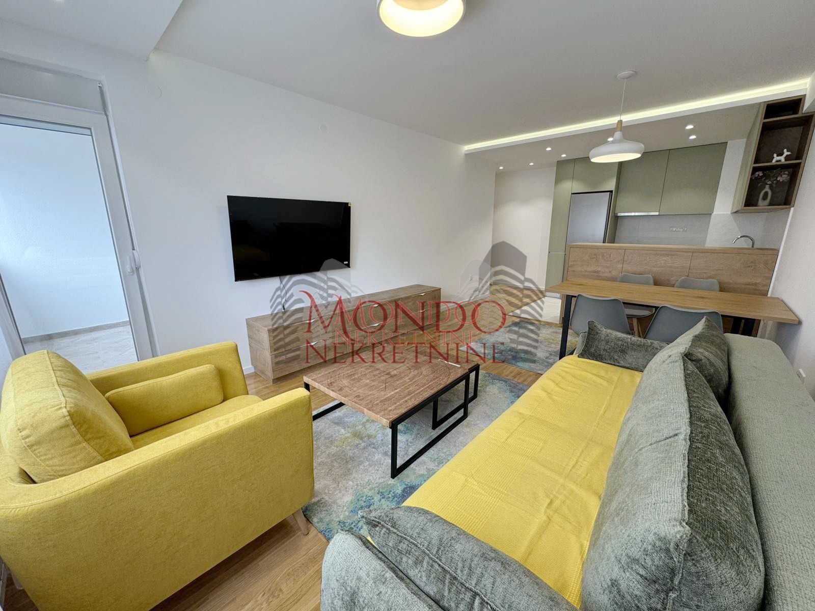 Dvoiposoban nov stan neuseljavan u samom centru grada sa parkingom 1