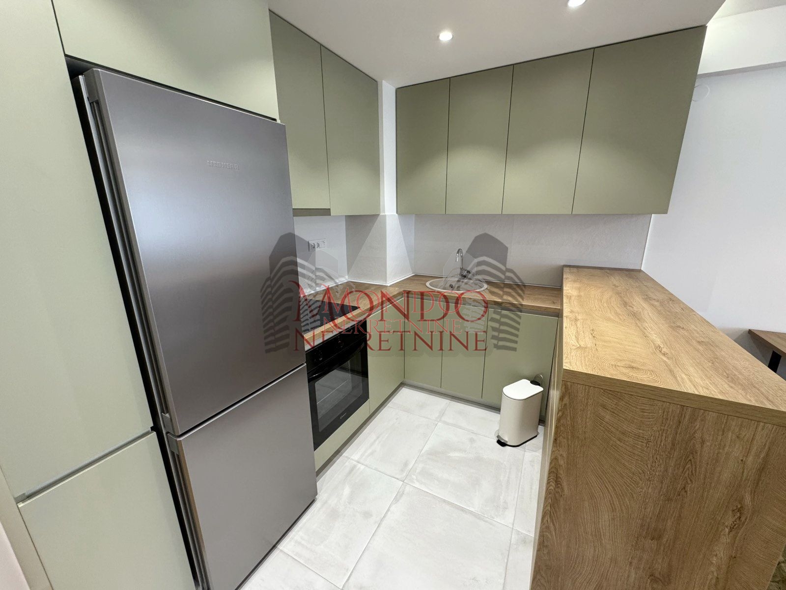 Dvoiposoban nov stan neuseljavan u samom centru grada sa parkingom 5