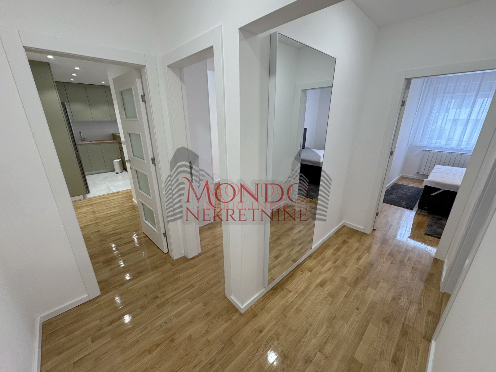 Dvoiposoban nov stan neuseljavan u samom centru grada sa parkingom 7