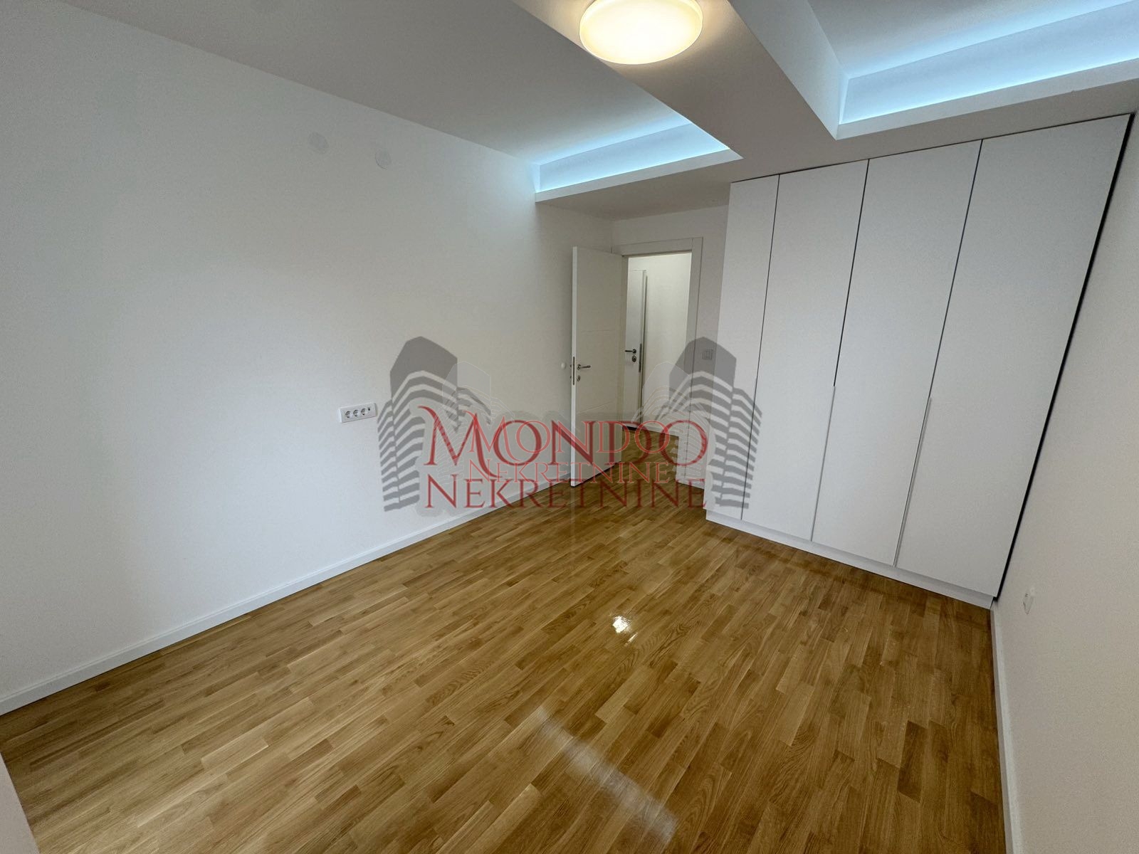 Dvoiposoban nov stan neuseljavan u samom centru grada sa parkingom 11