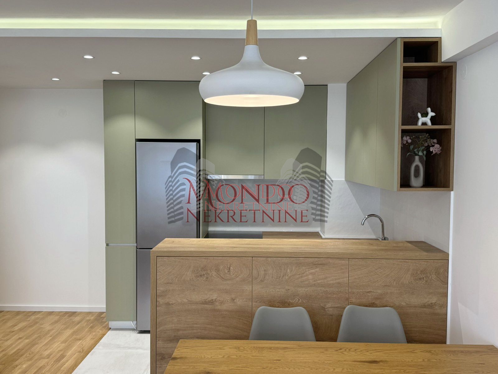 Dvoiposoban nov stan neuseljavan u samom centru grada sa parkingom 4