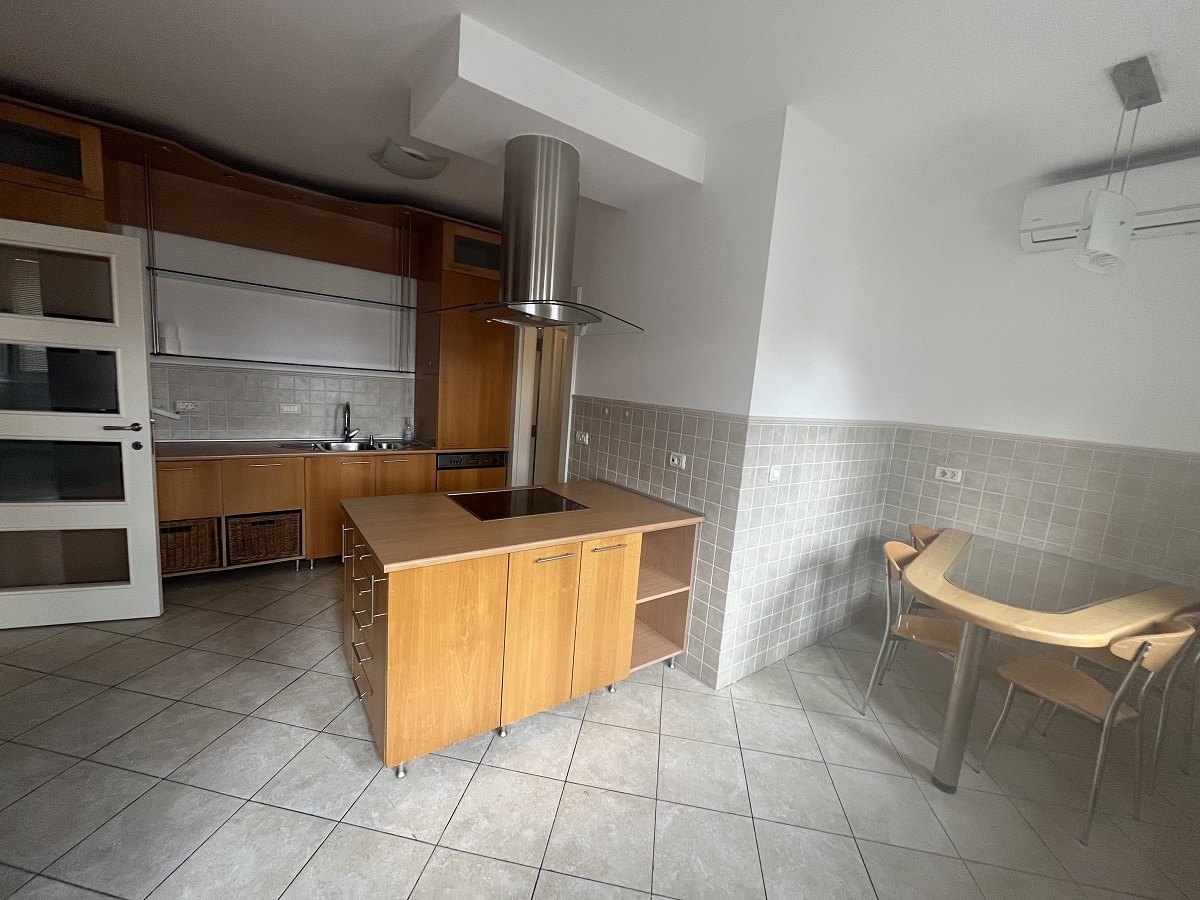 Izdajemo 5 0 stan kod Hrama  203m2  dva garažna 3