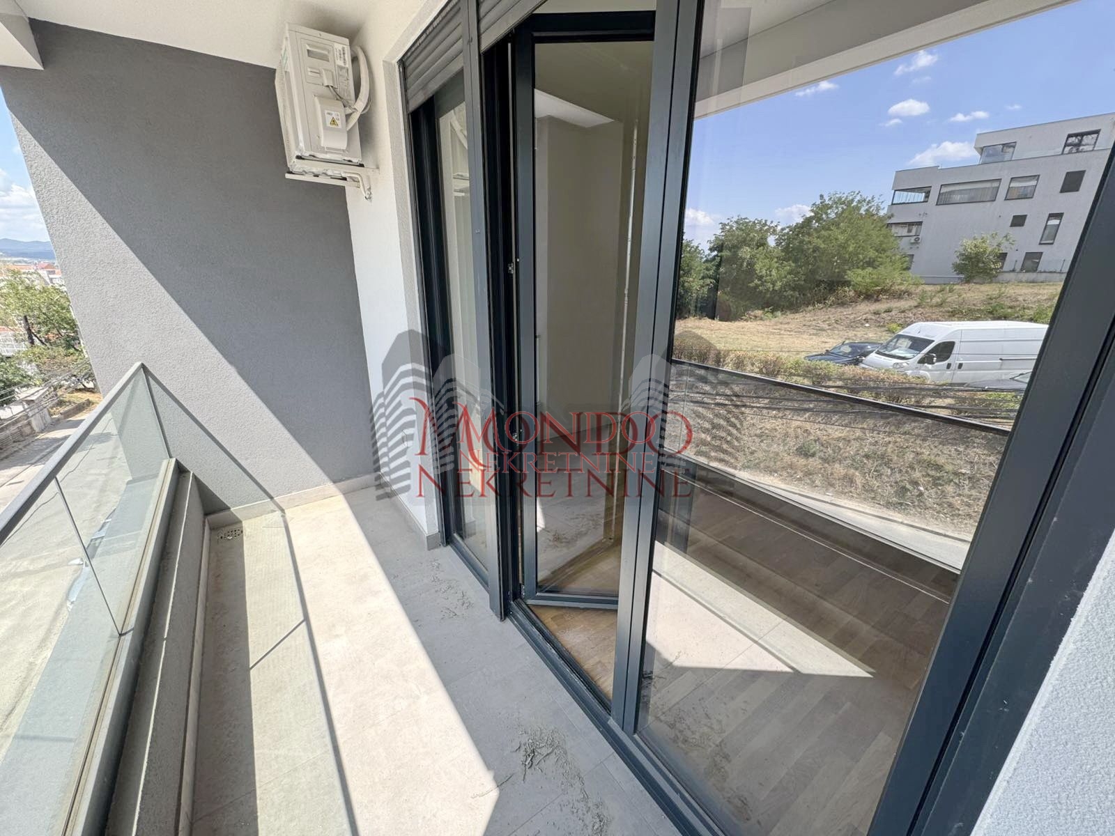 Na prodaju dvoiposoban nov stan na Paliluli kod Kule 14