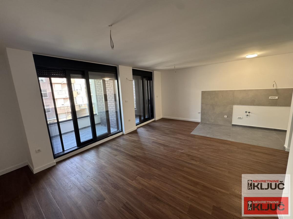 BULEVAR EVROPE, 136m2, Četvoroiposoban- Penthouse sa pdv 1