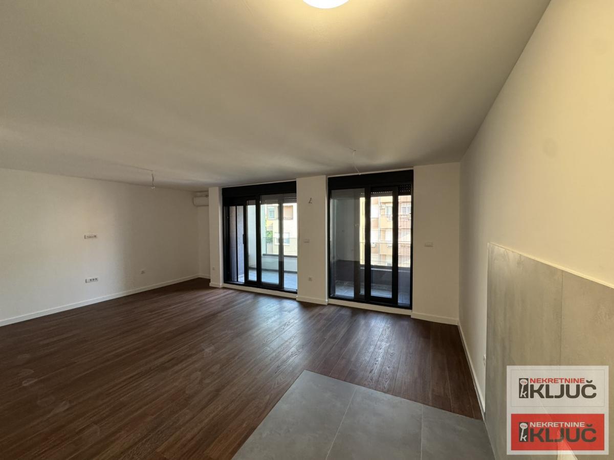 BULEVAR EVROPE, 136m2, Četvoroiposoban- Penthouse sa pdv 10