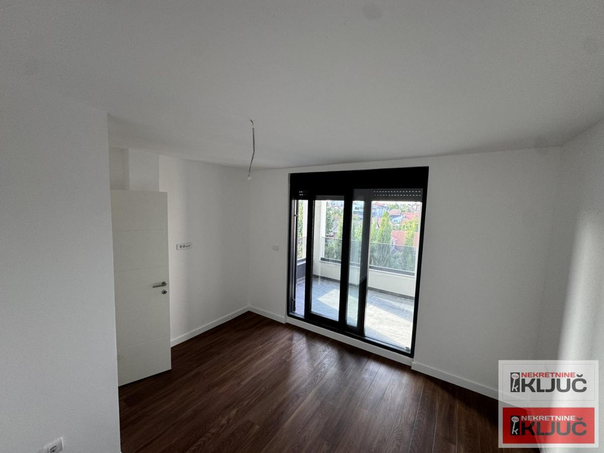 BULEVAR EVROPE, 136m2, Četvoroiposoban- Penthouse sa pdv 12