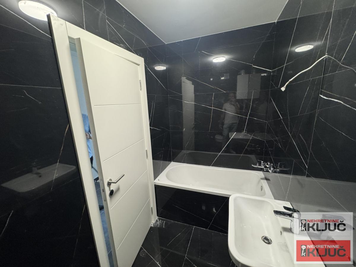 BULEVAR EVROPE, 136m2, Četvoroiposoban- Penthouse sa pdv 13