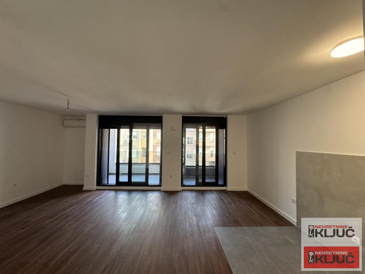 BULEVAR EVROPE, 136m2, Četvoroiposoban- Penthouse sa pdv 2