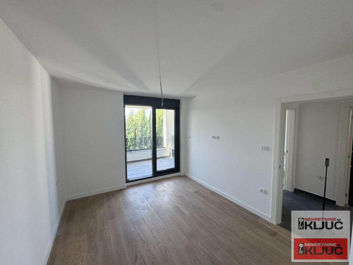 BULEVAR EVROPE, 136m2, Četvoroiposoban- Penthouse sa pdv 3