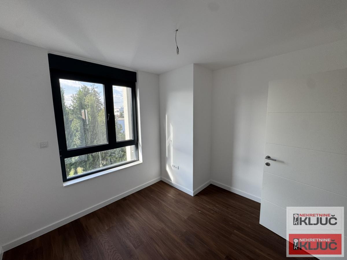 BULEVAR EVROPE, 136m2, Četvoroiposoban- Penthouse sa pdv 4