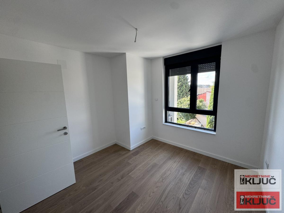 BULEVAR EVROPE, 136m2, Četvoroiposoban- Penthouse sa pdv 5