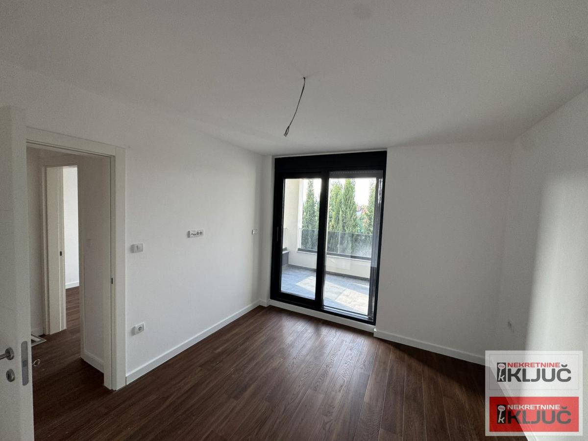 BULEVAR EVROPE, 136m2, Četvoroiposoban- Penthouse sa pdv 7