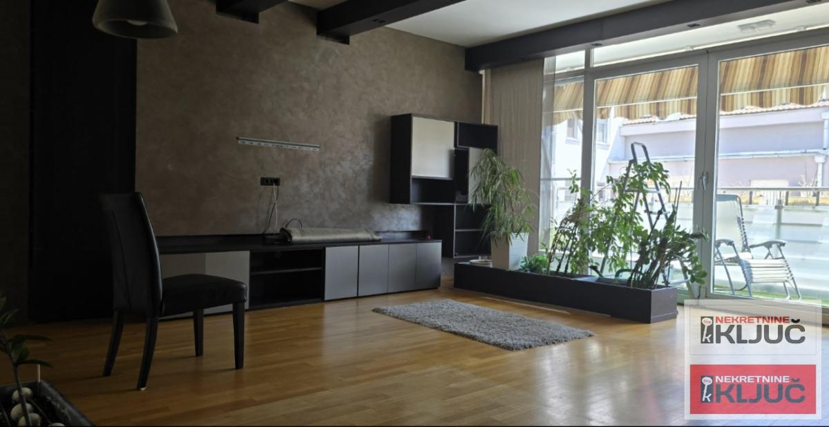 SPENS IZDAJE SE PETOSOBAN STAN ZA STANOVANJE ILI POSLOVNE DELATNOSTI 1