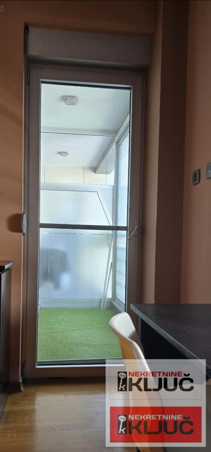 SPENS IZDAJE SE PETOSOBAN STAN ZA STANOVANJE ILI POSLOVNE DELATNOSTI 11