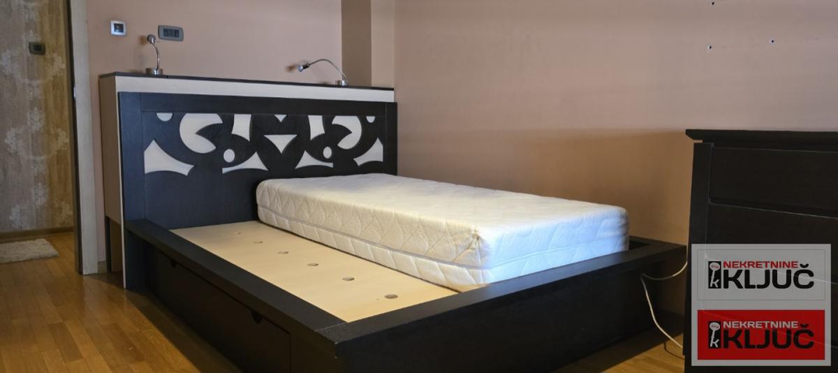 SPENS IZDAJE SE PETOSOBAN STAN ZA STANOVANJE ILI POSLOVNE DELATNOSTI 21