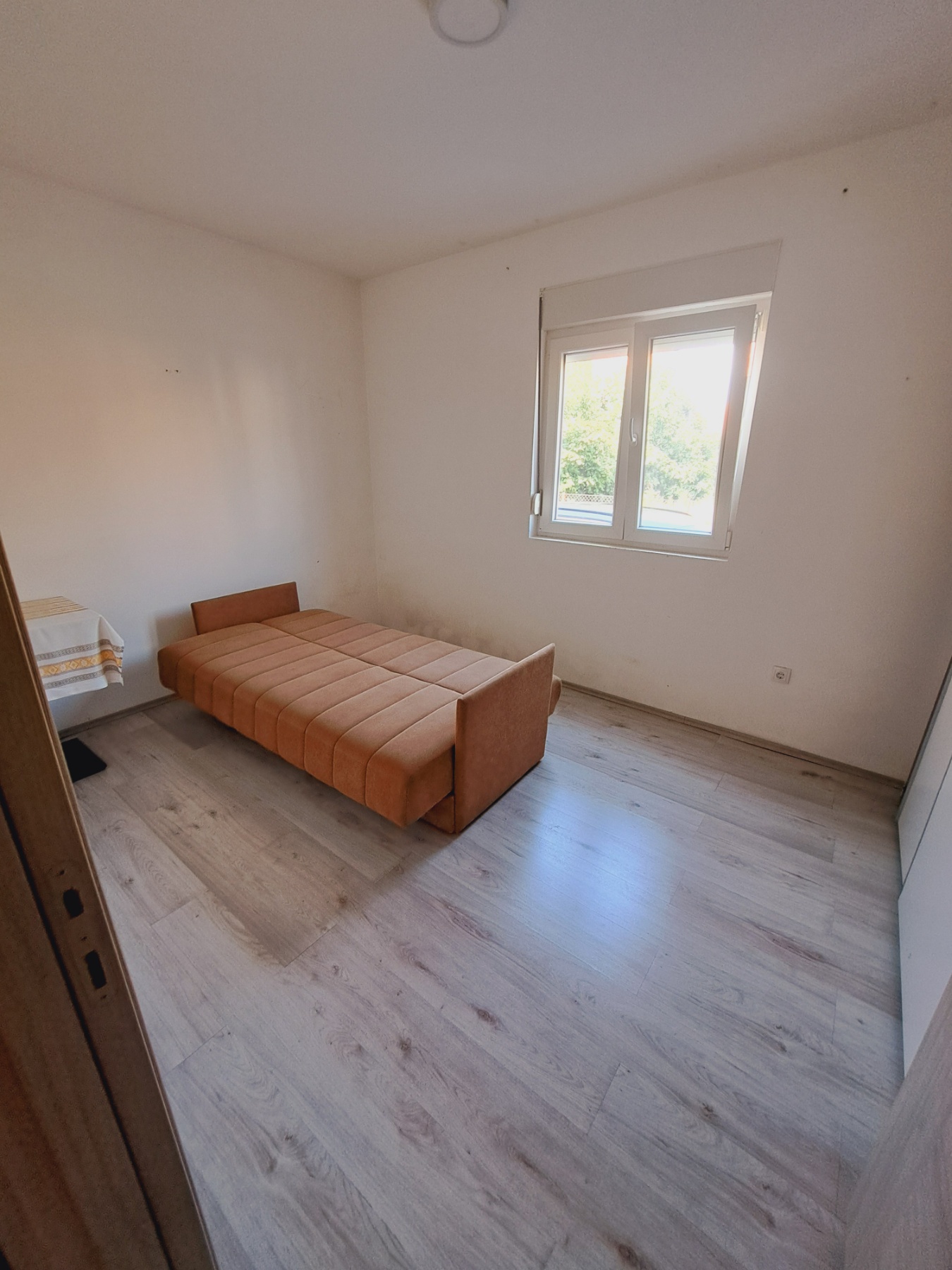 Izdajem stan 43 kvadrata u Borci centar 1 prizemlje 2