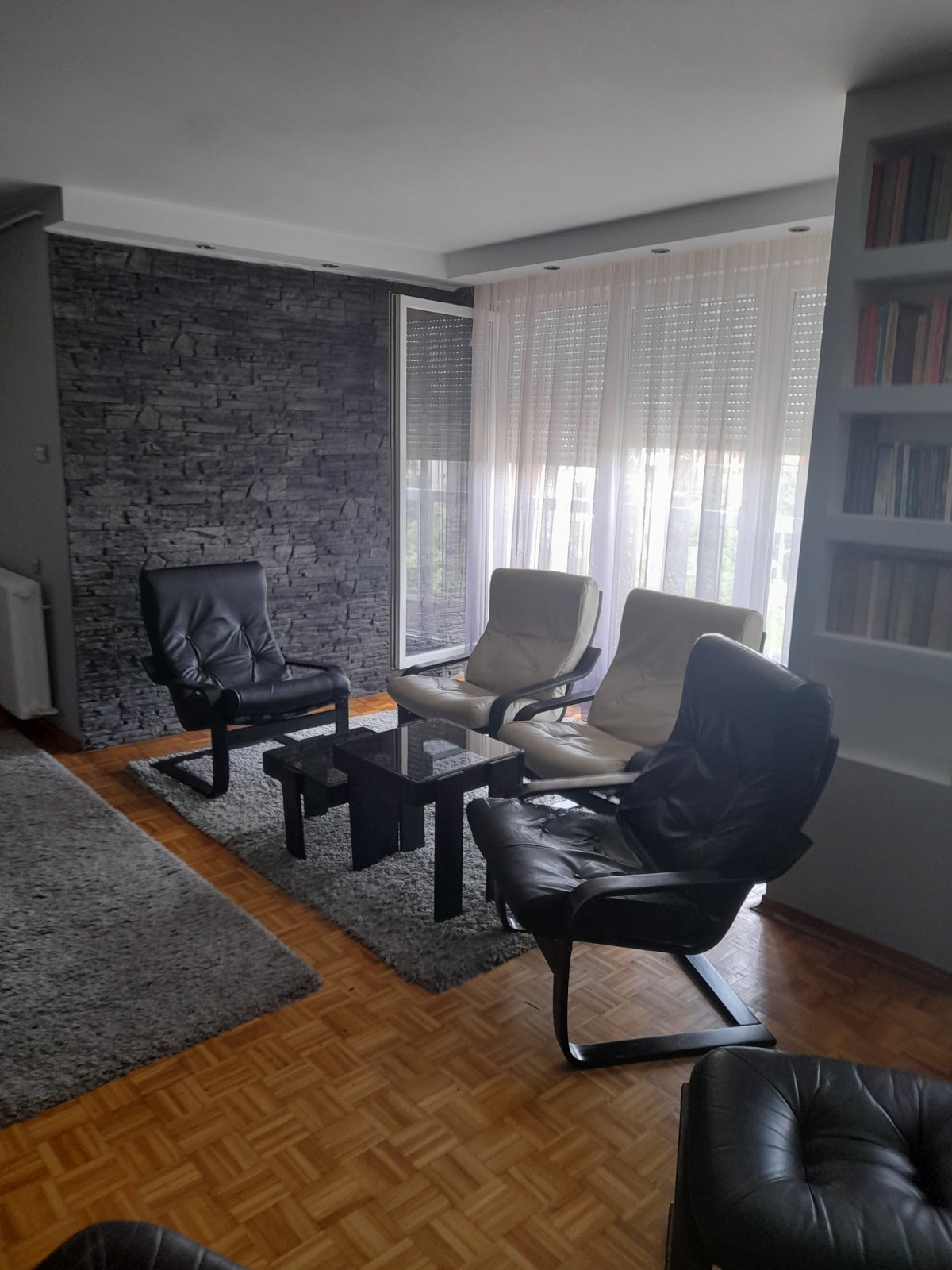 Izdajem stan u centralnom delu Novog Naselja u Novom Sadu 1