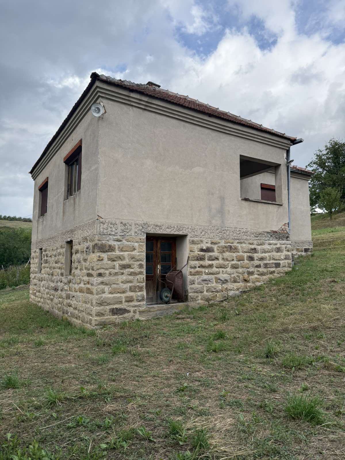 Prodajem kucu u selu Viča Lučani 3