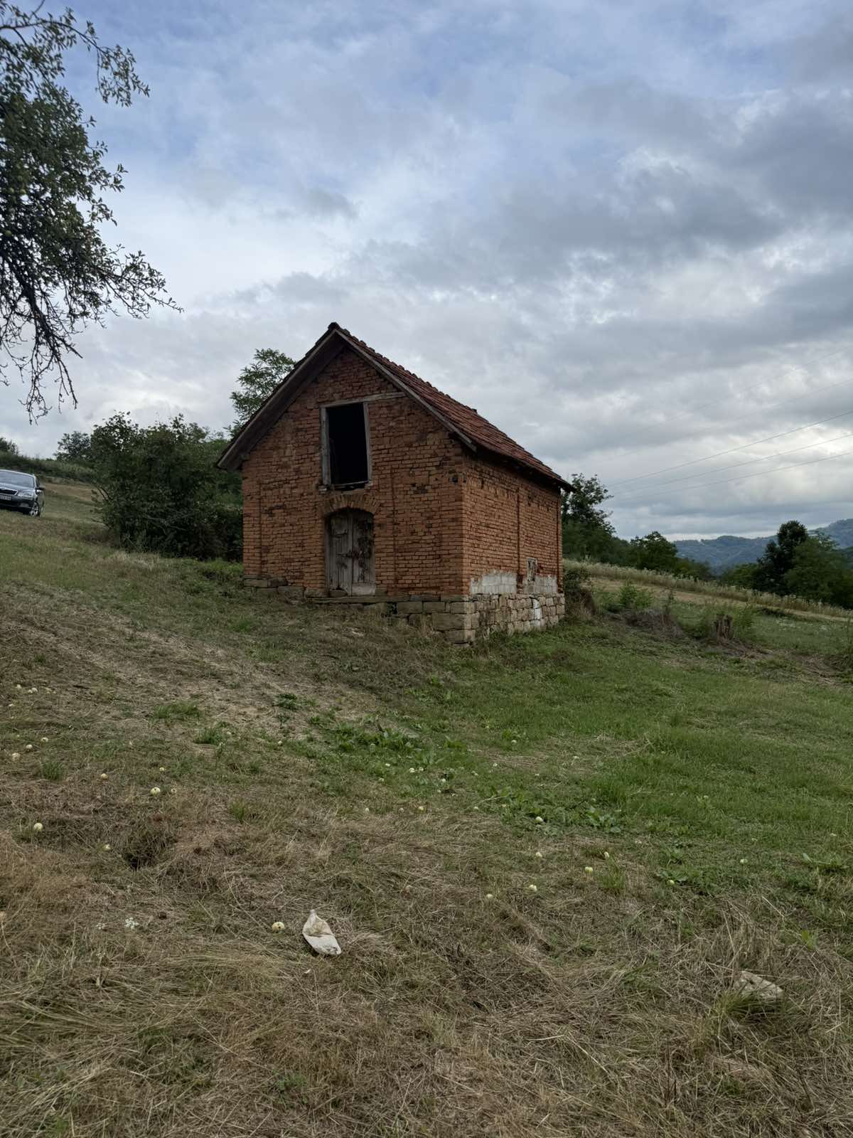 Prodajem kucu u selu Viča Lučani 5