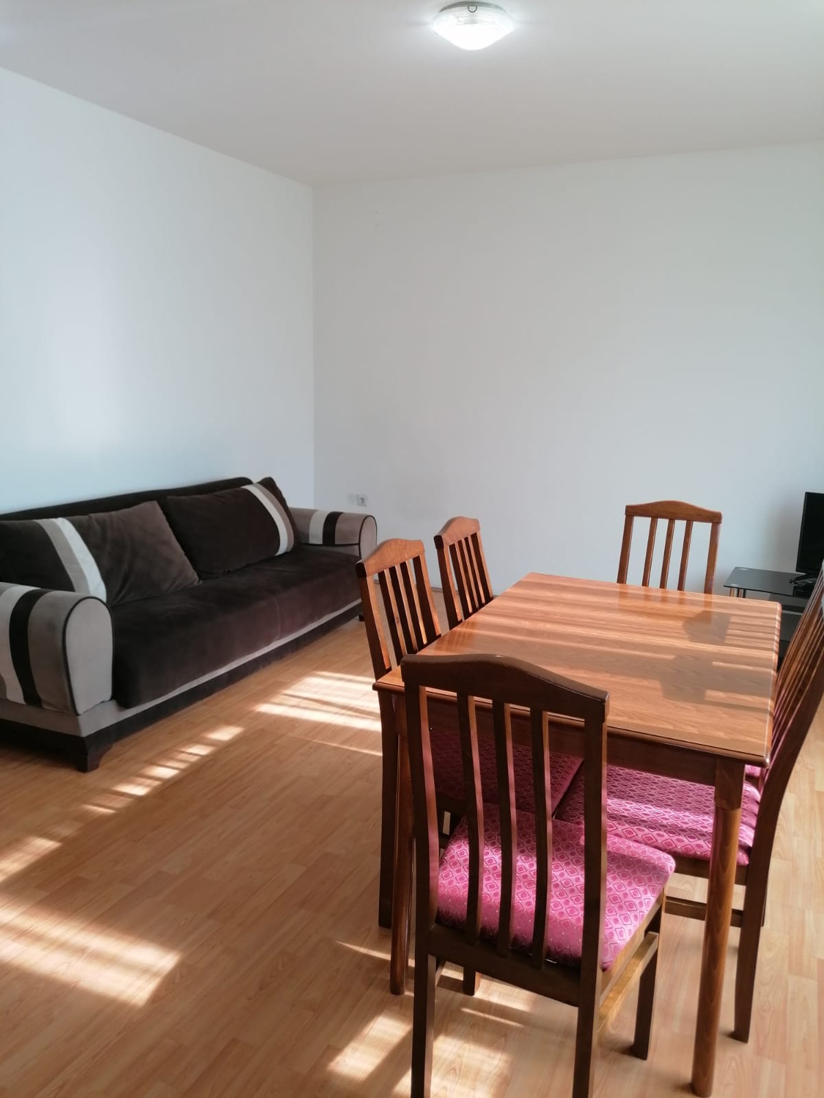 Prodaja kuce sa vise stanova i garazom Indjija 2