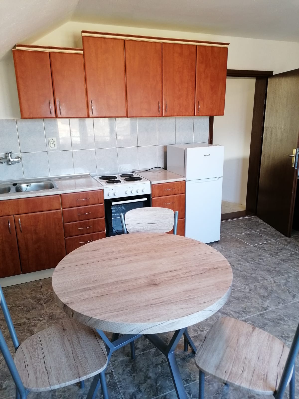 Prodaja kuce sa vise stanova i garazom Indjija 4