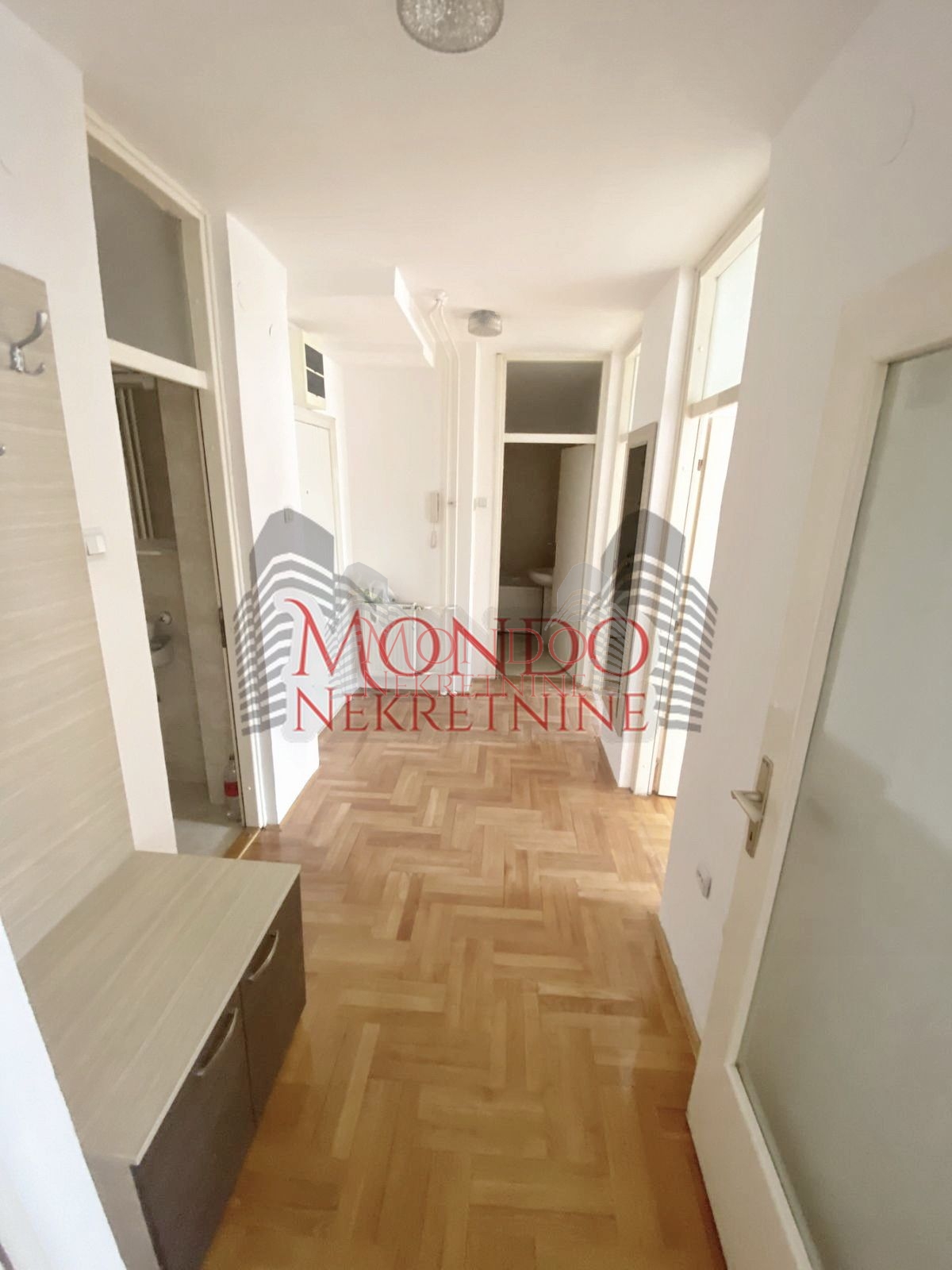 Dvoiposoban stan kod Doma Zdravlja 6