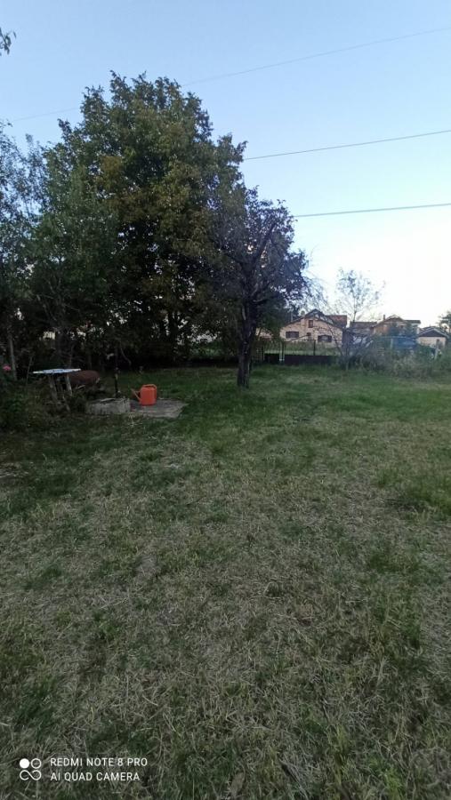 Parcela za izgradnju sa svim priključcima i uknjiženim objektom za adaptaciju u Crvenim livadama 11