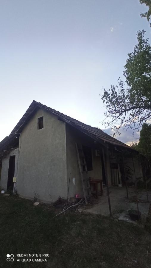 Parcela za izgradnju sa svim priključcima i uknjiženim objektom za adaptaciju u Crvenim livadama 12