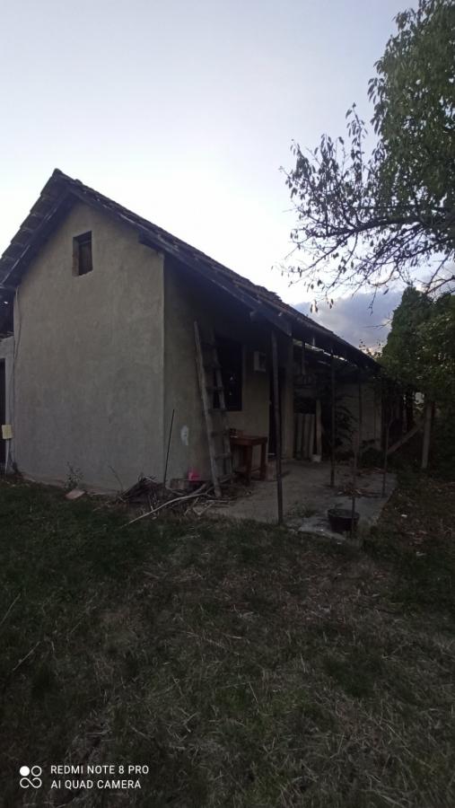 Parcela za izgradnju sa svim priključcima i uknjiženim objektom za adaptaciju u Crvenim livadama 14