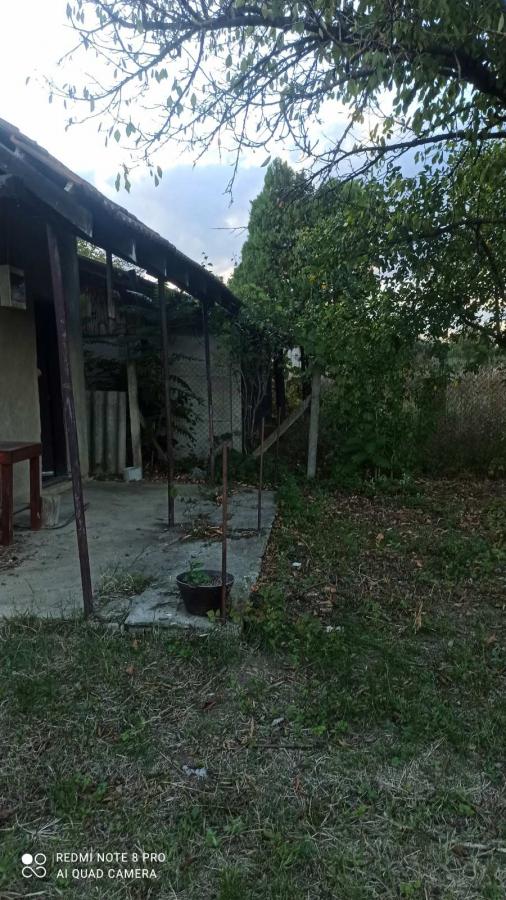 Parcela za izgradnju sa svim priključcima i uknjiženim objektom za adaptaciju u Crvenim livadama 16