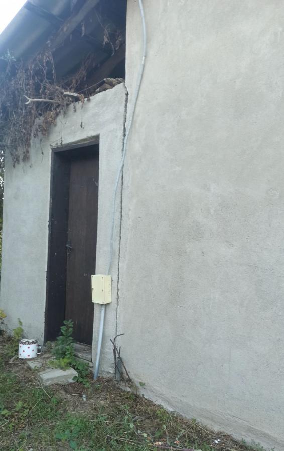 Parcela za izgradnju sa svim priključcima i uknjiženim objektom za adaptaciju u Crvenim livadama 18