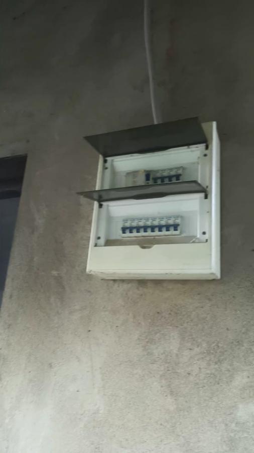 Parcela za izgradnju sa svim priključcima i uknjiženim objektom za adaptaciju u Crvenim livadama 19