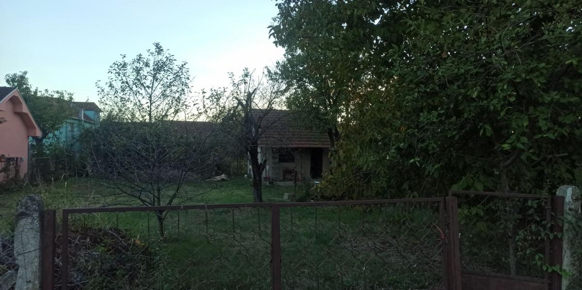 Parcela za izgradnju sa svim priključcima i uknjiženim objektom za adaptaciju u Crvenim livadama 2