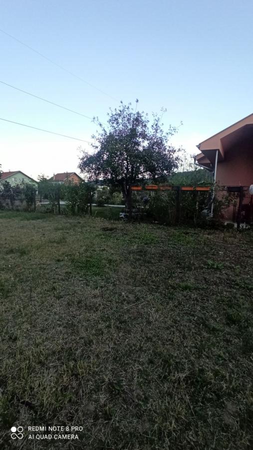 Parcela za izgradnju sa svim priključcima i uknjiženim objektom za adaptaciju u Crvenim livadama 20