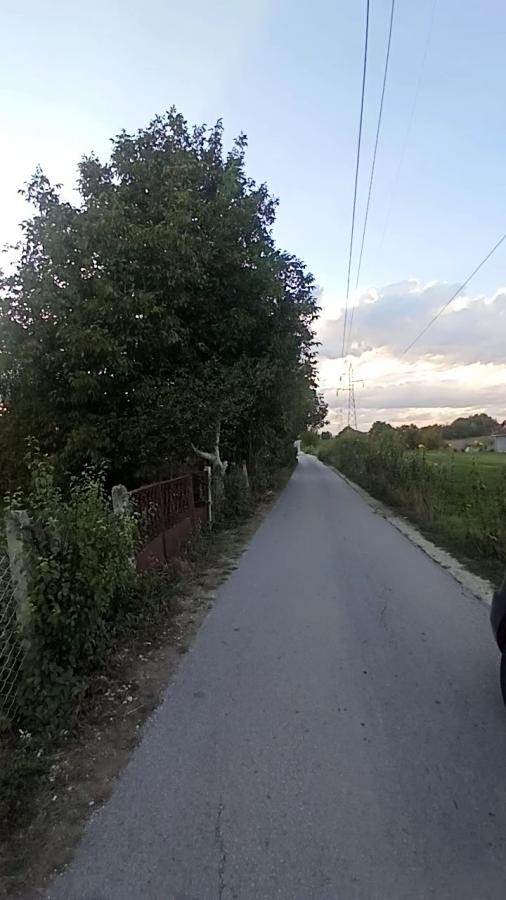 Parcela za izgradnju sa svim priključcima i uknjiženim objektom za adaptaciju u Crvenim livadama 21