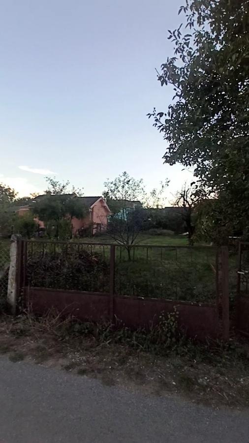 Parcela za izgradnju sa svim priključcima i uknjiženim objektom za adaptaciju u Crvenim livadama 22