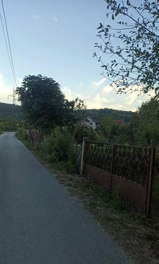 Parcela za izgradnju sa svim priključcima i uknjiženim objektom za adaptaciju u Crvenim livadama 23